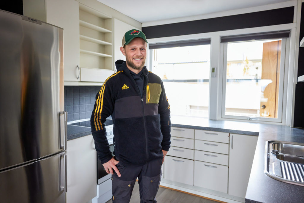 Erlend Reppe Grynnild er fornøyd med utvasken til Trøndervask. Her står han i sitt gamle kjøkken.