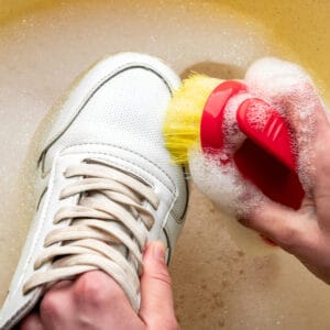 Hvite sko vaskes med såpe og vann