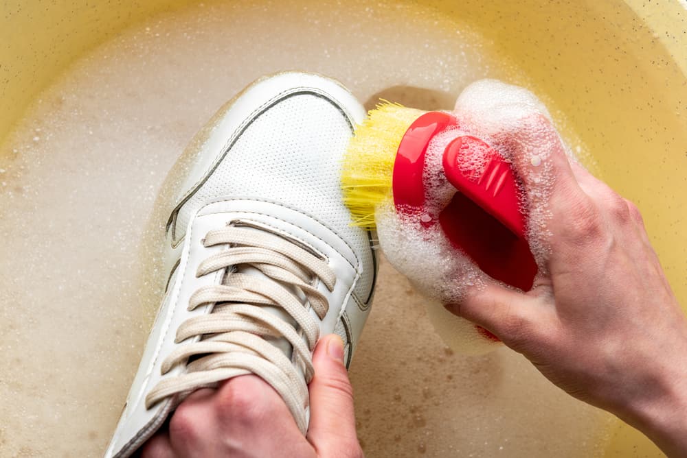 Hvite sko vaskes med såpe og vann