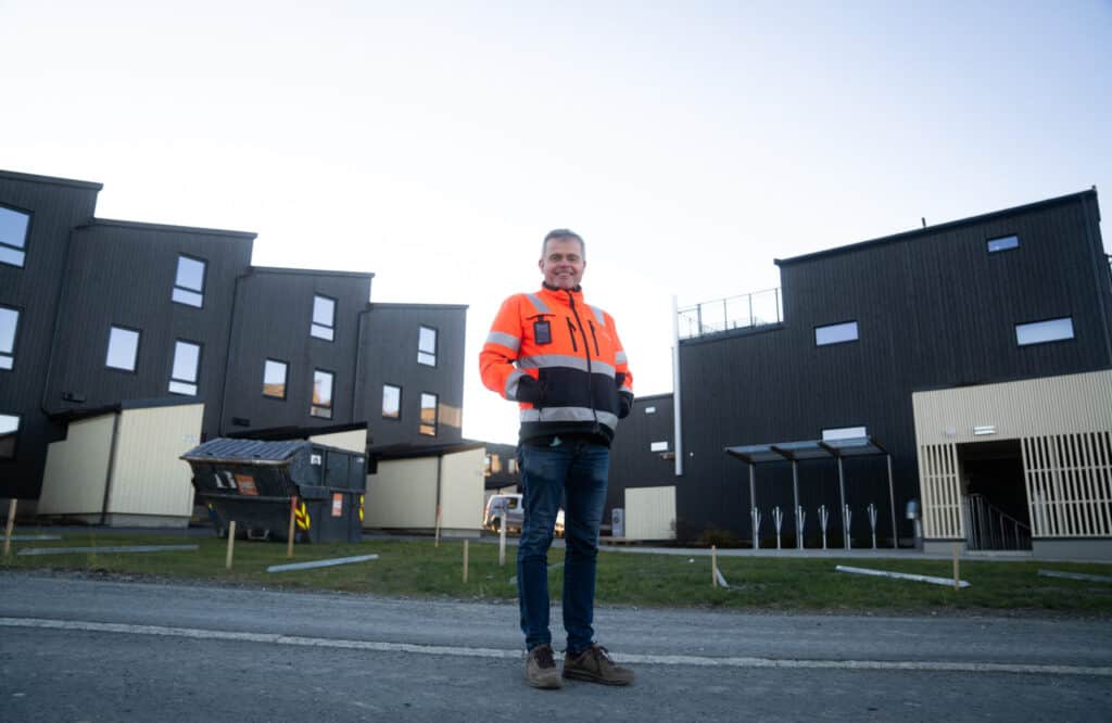 Arnstein Sørgård er byggvask-kunde. Her står han utendørs og smiler til kamera.